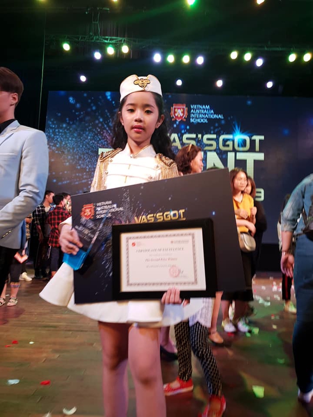 Con gái nuôi duy nhất của Bằng Kiều: Có liveshow từ năm 10 tuổi, Rich Kid hiếm hoi song ca cùng dàn nghệ sĩ nổi tiếng - Ảnh 5. Con gái nuôi duy nhất của Bằng Kiều: Có liveshow từ năm 10 tuổi, Rich Kid hiếm hoi song ca cùng dàn nghệ sĩ nổi tiếng - Ảnh 5.