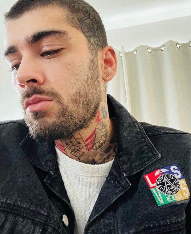 Trùng hợp động thái Gigi Hadid - Zayn trong vụ toang vì đánh mẹ vợ: Đàng gái ẩn ý, đàng trai mặt sưng như vừa khóc - Ảnh 4. Trùng hợp động thái Gigi Hadid - Zayn trong vụ toang vì đánh mẹ vợ: Đàng gái ẩn ý, đàng trai mặt sưng như vừa khóc - Ảnh 4.