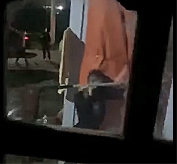 Nhóm đi ô tô mang dao phóng lợn uy hiếp, ném gạch đá vỡ kính, đập phá nhà dân trong đêm - Ảnh 2. Nhóm đi ô tô mang dao phóng lợn uy hiếp, ném gạch đá vỡ kính, đập phá nhà dân trong đêm - Ảnh 2.