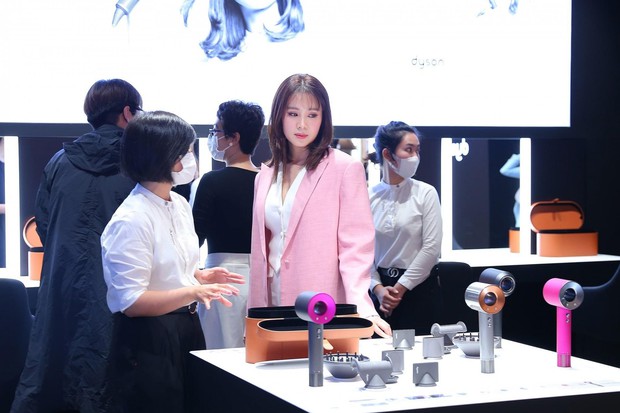 Hồng Diễm lại sửa: Chi tiết này từ trước đã đẹp lắm rồi, bây giờ chỉnh hẳn về tuổi 18 mới thật cao tay! - Ảnh 3. Hồng Diễm lại sửa: Chi tiết này từ trước đã đẹp lắm rồi, bây giờ chỉnh hẳn về tuổi 18 mới thật cao tay! - Ảnh 3.