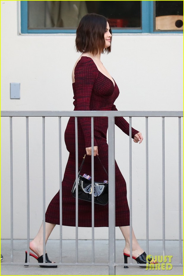 Có ai như Selena Gomez: Bụng mỡ rõ mồn một vẫn đẹp xỉu, hóa ra nhờ màn phô vòng 1 tăng size ngoại cỡ đốt cháy cả góc phố - Ảnh 7. Có ai như Selena Gomez: Bụng mỡ rõ mồn một vẫn đẹp xỉu, hóa ra nhờ màn phô vòng 1 tăng size ngoại cỡ đốt cháy cả góc phố - Ảnh 7.