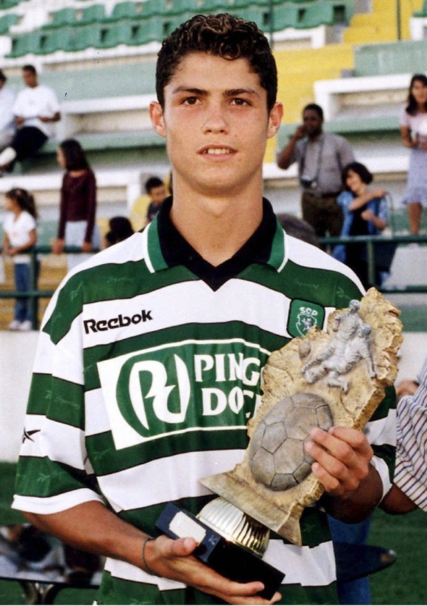 Phóng viên hỏi vì sao 36 tuổi vẫn ở với mẹ, Cristiano Ronaldo trả lời Tiền không làm nên người giàu - Ảnh 4. Phóng viên hỏi vì sao 36 tuổi vẫn ở với mẹ, Cristiano Ronaldo trả lời Tiền không làm nên người giàu - Ảnh 4.
