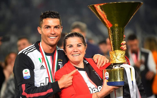Phóng viên hỏi vì sao 36 tuổi vẫn ở với mẹ, Cristiano Ronaldo trả lời Tiền không làm nên người giàu - Ảnh 1. Phóng viên hỏi vì sao 36 tuổi vẫn ở với mẹ, Cristiano Ronaldo trả lời Tiền không làm nên người giàu - Ảnh 1.