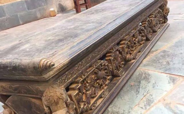 Đem cái bàn để trong kho đi kiểm định, chuyên gia: Thứ đáng giá tiền tỷ này không được vứt - Ảnh 1. Đem cái bàn để trong kho đi kiểm định, chuyên gia: Thứ đáng giá tiền tỷ này không được vứt - Ảnh 1.