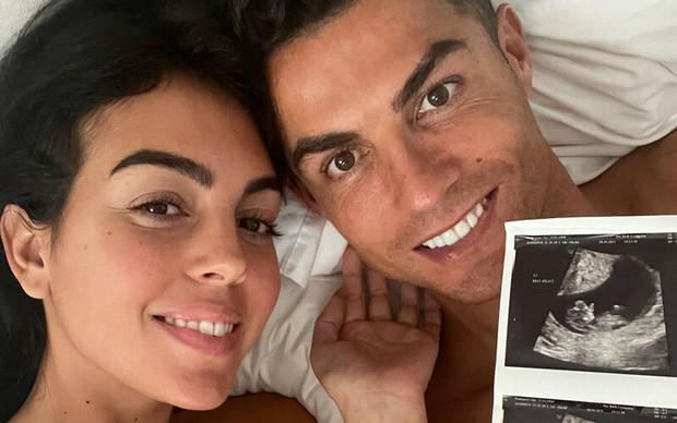 Ronaldo đăng ảnh khoe song thai lập luôn kỷ lục khủng, vượt mặt cả Ariana Grande, nhưng phải chào thua trước một bức ảnh này? - Ảnh 1.