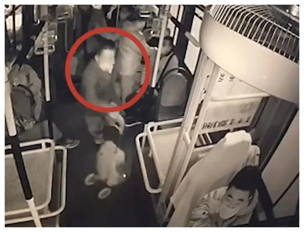 Bực vì xe bus chạy chậm, ông cụ cầm vật cứng đập tài xế ngất xỉu ngay trên ghế lái - Ảnh 3. Bực vì xe bus chạy chậm, ông cụ cầm vật cứng đập tài xế ngất xỉu ngay trên ghế lái - Ảnh 3.