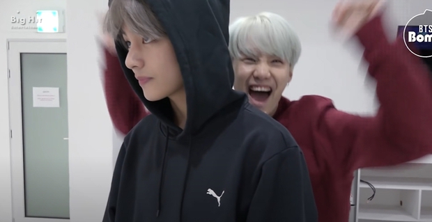 Sao Kpop diễn Halloween: Thành viên BTS mặt đơ ra vì mặc váy, Momo (TWICE) cởi phăng áo vì nhảy quá sung - Ảnh 2. Sao Kpop diễn Halloween: Thành viên BTS mặt đơ ra vì mặc váy, Momo (TWICE) cởi phăng áo vì nhảy quá sung - Ảnh 2.