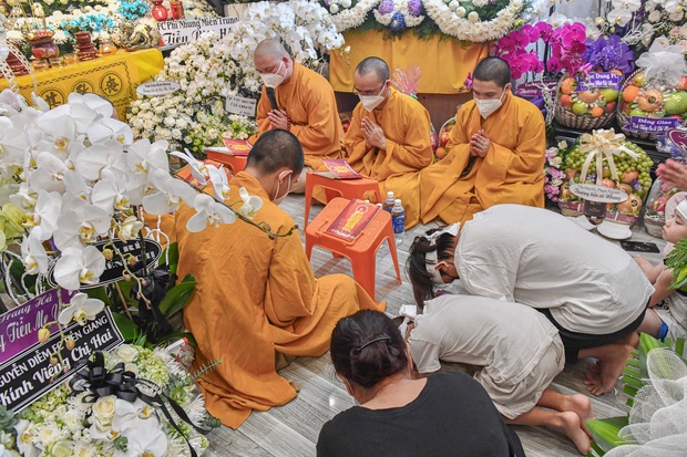 NS Hồng Vân, MC Nguyên Khang lặng lẽ đến vĩnh biệt ca sĩ Phi Nhung tối 3/10, các con nuôi thất thần bên di ảnh - Ảnh 6.