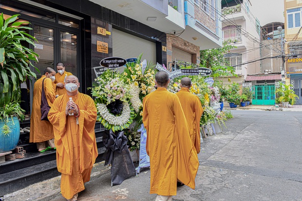 NS Hồng Vân, MC Nguyên Khang lặng lẽ đến vĩnh biệt ca sĩ Phi Nhung tối 3/10, các con nuôi thất thần bên di ảnh - Ảnh 9.