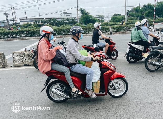 CSGT TP.HCM phát sữa, nước,... cho bà con đi xe máy về quê, ai cũng cảm thấy ấm lòng - Ảnh 8.