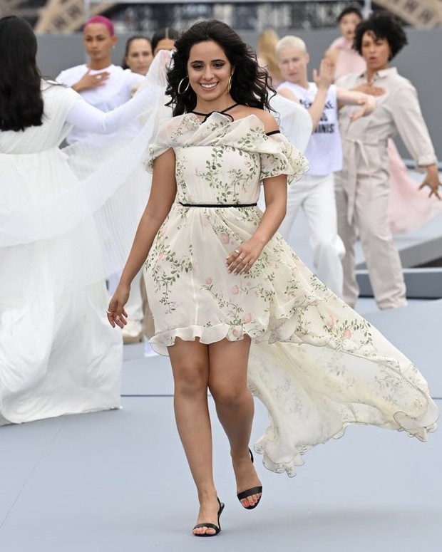 Camila Cabello lật bàn cực mạnh tại Paris Fashion Week, nhan sắc ú oà thế này ai lường nổi? - Ảnh 2. Camila Cabello lật bàn cực mạnh tại Paris Fashion Week, nhan sắc ú oà thế này ai lường nổi? - Ảnh 2.