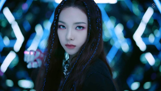 Karina đấm vỡ màn hình, kéo aespa đi đánh trận trong teaser MV mới; netizen khen: Nhạc không gây nghiện đời không nể! - Ảnh 4.