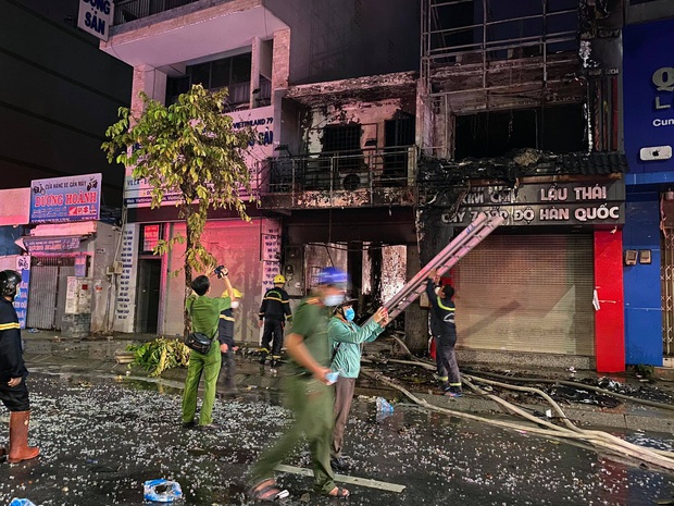 TP.HCM: 2 căn nhà mặt phố bị cháy dữ dội, 1 người tử vong tại chỗ - Ảnh 1. TP.HCM: 2 căn nhà mặt phố bị cháy dữ dội, 1 người tử vong tại chỗ - Ảnh 1.