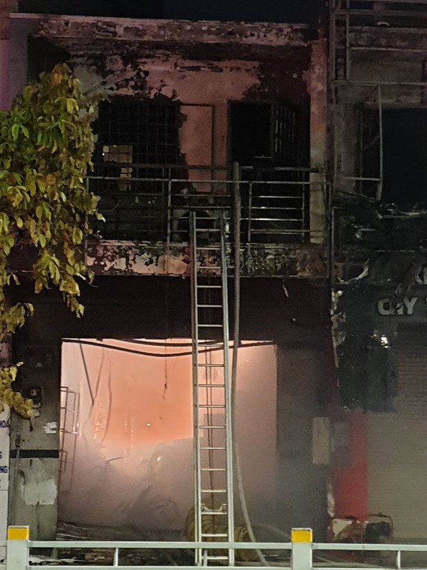 TP.HCM: 2 căn nhà mặt phố bị cháy dữ dội, 1 người tử vong tại chỗ - Ảnh 4. TP.HCM: 2 căn nhà mặt phố bị cháy dữ dội, 1 người tử vong tại chỗ - Ảnh 4.