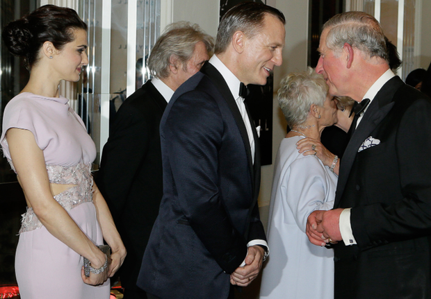 Loạt khoảnh khắc ấn tượng của các thành viên hoàng gia trên thảm đỏ, Công nương Diana và con dâu Kate mười phân vẹn mười - Ảnh 10.