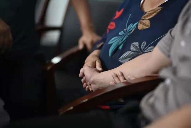Bà mẹ kiên trì 32 năm ngày nào cũng ra bến tàu đứng đợi con trai đi lạc, cảnh đoàn tụ phép màu khiến ai cũng phải khóc nghẹn - Ảnh 4.