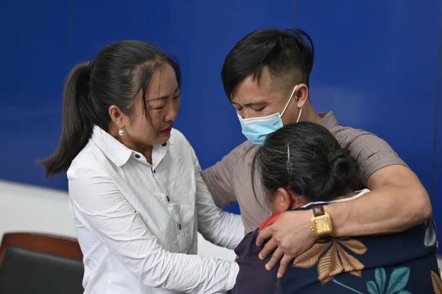 Bà mẹ kiên trì 32 năm ngày nào cũng ra bến tàu đứng đợi con trai đi lạc, cảnh đoàn tụ phép màu khiến ai cũng phải khóc nghẹn - Ảnh 3.