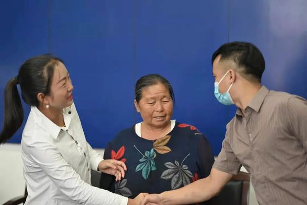 Bà mẹ kiên trì 32 năm ngày nào cũng ra bến tàu đứng đợi con trai đi lạc, cảnh đoàn tụ phép màu khiến ai cũng phải khóc nghẹn - Ảnh 2.