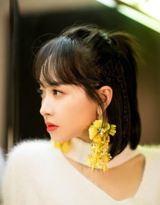 Mỹ nhân chia 2 phe khi đeo khuyên tai bản to: Bên hóa tuyệt phẩm không thể rời mắt, bên như sắp... rụng tai tới nơi - Ảnh 7. Mỹ nhân chia 2 phe khi đeo khuyên tai bản to: Bên hóa tuyệt phẩm không thể rời mắt, bên như sắp... rụng tai tới nơi - Ảnh 7.