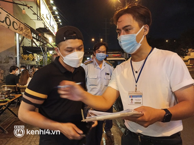 TP.HCM: Quán nhậu ở Gò Vấp vội đổi lon bia thành nước ngọt cho khách khi thấy lực lượng chức năng - Ảnh 6.