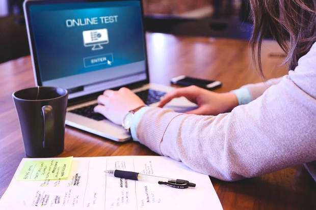 Nữ sinh thi online chỉ mất 14 phút mà được 10 điểm, dân tình xem kỹ bài làm mà tức anh ách - Ảnh 2. Nữ sinh thi online chỉ mất 14 phút mà được 10 điểm, dân tình xem kỹ bài làm mà tức anh ách - Ảnh 2.