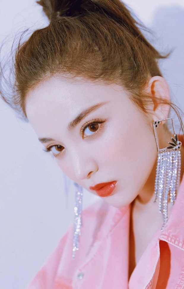 Mỹ nhân chia 2 phe khi đeo khuyên tai bản to: Bên hóa tuyệt phẩm không thể rời mắt, bên như sắp... rụng tai tới nơi - Ảnh 4. Mỹ nhân chia 2 phe khi đeo khuyên tai bản to: Bên hóa tuyệt phẩm không thể rời mắt, bên như sắp... rụng tai tới nơi - Ảnh 4.
