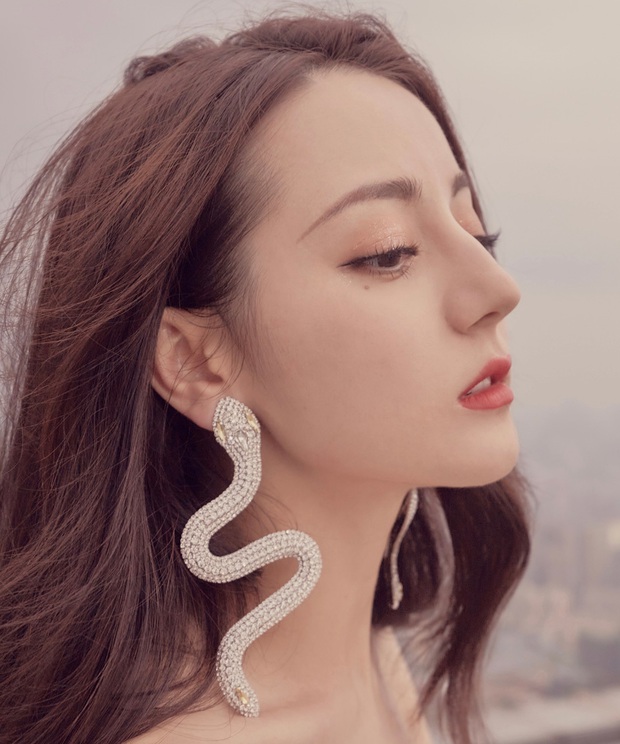 Mỹ nhân chia 2 phe khi đeo khuyên tai bản to: Bên hóa tuyệt phẩm không thể rời mắt, bên như sắp... rụng tai tới nơi - Ảnh 2. Mỹ nhân chia 2 phe khi đeo khuyên tai bản to: Bên hóa tuyệt phẩm không thể rời mắt, bên như sắp... rụng tai tới nơi - Ảnh 2.
