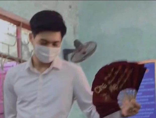Nữ sinh ngủ gục trong lớp, thầy giáo đứng cạnh phe phẩy quạt vẫn không hay, nhưng dân mạng chỉ chú ý vào chiếc visual quá soái ca của thầy - Ảnh 2. Nữ sinh ngủ gục trong lớp, thầy giáo đứng cạnh phe phẩy quạt vẫn không hay, nhưng dân mạng chỉ chú ý vào chiếc visual quá soái ca của thầy - Ảnh 2.