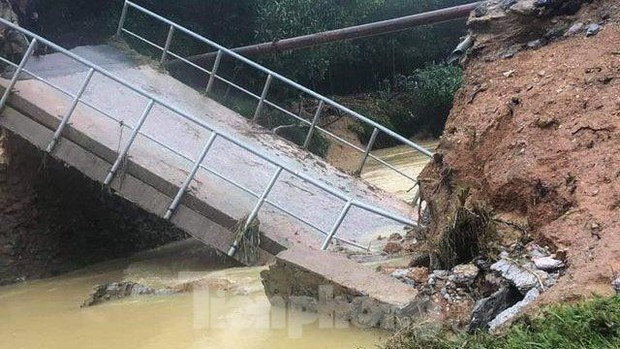 Cây cầu do ca sĩ Thủy Tiên tài trợ ở Nghệ An vừa xây đã bị nứt, nhà thầu nói gì? - Ảnh 1. Cây cầu do ca sĩ Thủy Tiên tài trợ ở Nghệ An vừa xây đã bị nứt, nhà thầu nói gì? - Ảnh 1.