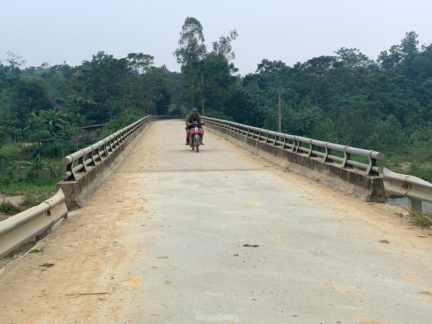 Cây cầu do ca sĩ Thủy Tiên tài trợ ở Nghệ An vừa xây đã bị nứt, nhà thầu nói gì? - Ảnh 7.