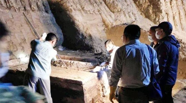 Huyết ngọc xuất hiện trong mộ cổ, mặt chuyên gia lập tức đổi sắc, sợ hãi không nói nên lời - Ảnh 1. Huyết ngọc xuất hiện trong mộ cổ, mặt chuyên gia lập tức đổi sắc, sợ hãi không nói nên lời - Ảnh 1.