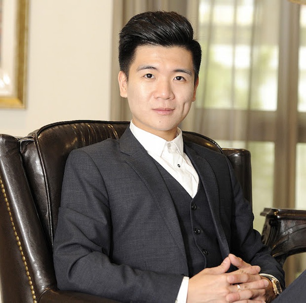 Con trai bầu Hiển vừa được bổ nhiệm làm Phó TGĐ Ngân hàng SHB: Thiếu gia nghìn tỷ đi xe máy, làm bồi bàn, ăn hàng quán bình dân - Ảnh 2. Con trai bầu Hiển vừa được bổ nhiệm làm Phó TGĐ Ngân hàng SHB: Thiếu gia nghìn tỷ đi xe máy, làm bồi bàn, ăn hàng quán bình dân - Ảnh 2.