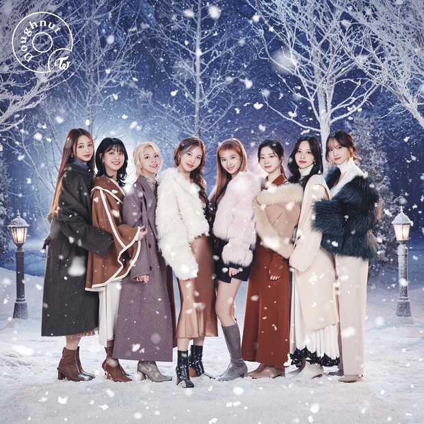 TWICE chia nhau ra 2 salon makeup, fan càng khẳng định chắc nịch: Không có bọng mắt trông khác hẳn! - Ảnh 1. TWICE chia nhau ra 2 salon makeup, fan càng khẳng định chắc nịch: Không có bọng mắt trông khác hẳn! - Ảnh 1.
