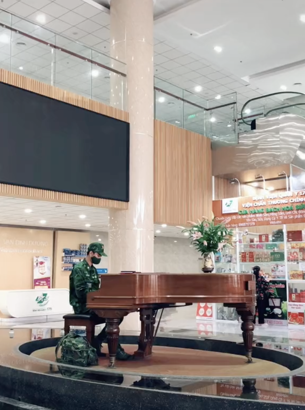 Anh bộ đội đang say sưa chơi piano, không ngờ được team qua đường làm 1 việc khiến bạn gái ở nhà... lo sốt vó - Ảnh 2. Anh bộ đội đang say sưa chơi piano, không ngờ được team qua đường làm 1 việc khiến bạn gái ở nhà... lo sốt vó - Ảnh 2.
