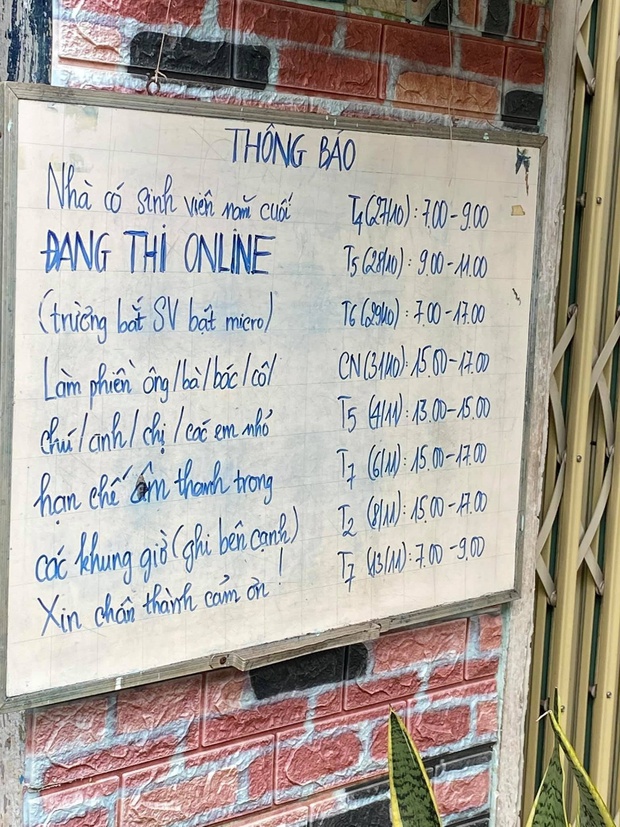 Nam sinh làm hẳn bảng thông báo mong hàng xóm hạn chế âm thanh để thi online, soi thành tích học là biết ngay tại sao! - Ảnh 1. Nam sinh làm hẳn bảng thông báo mong hàng xóm hạn chế âm thanh để thi online, soi thành tích học là biết ngay tại sao! - Ảnh 1.