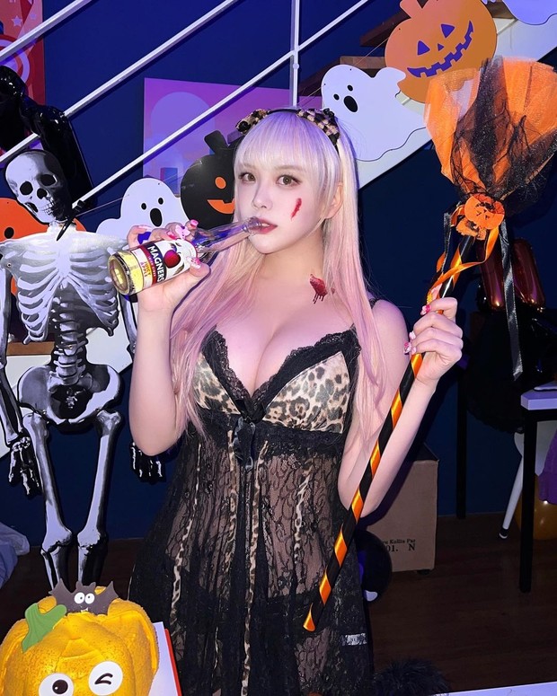 Hóa trang Halloween, dàn nữ streamer khiến fan nóng mặt vì nhìn đâu cũng quá sexy - Ảnh 6.