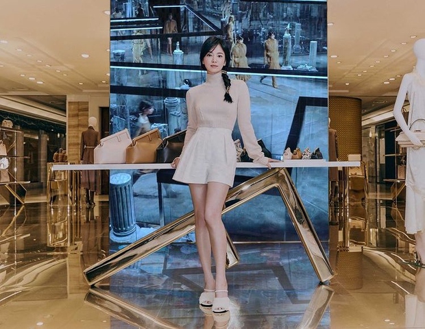 Song Hye Kyo có vòng eo lột xác đến mức này, xin thưa là đến BLACKPINK hay các thánh body Kpop chắc phải sợ 1 phép - Ảnh 5. Song Hye Kyo có vòng eo lột xác đến mức này, xin thưa là đến BLACKPINK hay các thánh body Kpop chắc phải sợ 1 phép - Ảnh 5.