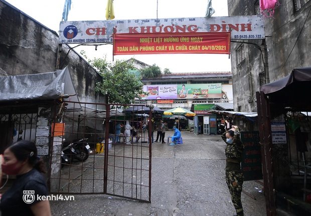 Hà Nội: Lấy mẫu xét nghiệm cho tiểu thương và người dân chợ Khương Đình sau ca dương tính SAR-COV-2 - Ảnh 3. Hà Nội: Lấy mẫu xét nghiệm cho tiểu thương và người dân chợ Khương Đình sau ca dương tính SAR-COV-2 - Ảnh 3.