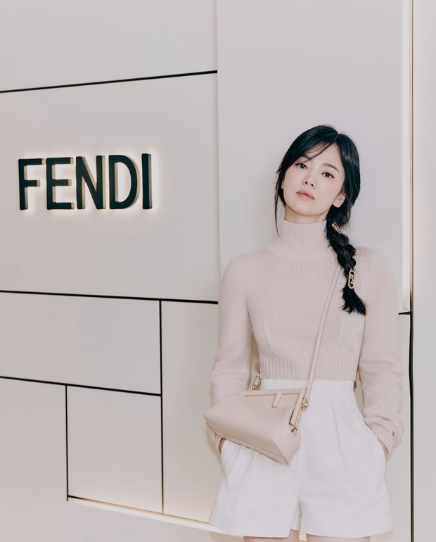 Song Hye Kyo có vòng eo lột xác đến mức này, xin thưa là đến BLACKPINK hay các thánh body Kpop chắc phải sợ 1 phép - Ảnh 7. Song Hye Kyo có vòng eo lột xác đến mức này, xin thưa là đến BLACKPINK hay các thánh body Kpop chắc phải sợ 1 phép - Ảnh 7.