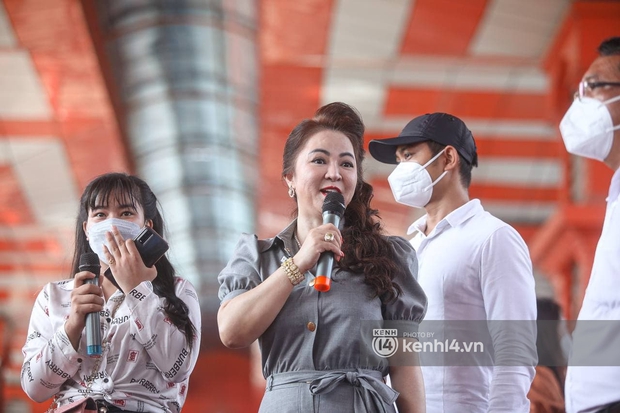 Chỉ riêng bà Phương Hằng không đeo khẩu trang khi xuất hiện ở Đại Nam, dân mạng rần rần tranh cãi - Ảnh 1. Chỉ riêng bà Phương Hằng không đeo khẩu trang khi xuất hiện ở Đại Nam, dân mạng rần rần tranh cãi - Ảnh 1.
