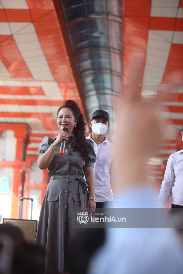 Choáng với cảnh hàng trăm người dân ở KDL Đại Nam chen chúc livestream, chụp hình nữ CEO Phương Hằng - Ảnh 4. Choáng với cảnh hàng trăm người dân ở KDL Đại Nam chen chúc livestream, chụp hình nữ CEO Phương Hằng - Ảnh 4.
