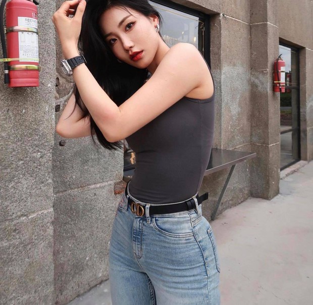 Chỉ với 1 bảo bối quen thuộc của chị em, cô gái dù mặc kín như bưng vẫn khiến cả con đường không thể rời mắt - Ảnh 3. Chỉ với 1 bảo bối quen thuộc của chị em, cô gái dù mặc kín như bưng vẫn khiến cả con đường không thể rời mắt - Ảnh 3.