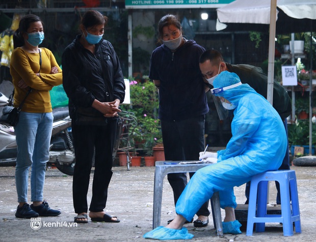 Hà Nội: Lấy mẫu xét nghiệm cho tiểu thương và người dân chợ Khương Đình sau ca dương tính SAR-COV-2 - Ảnh 2. Hà Nội: Lấy mẫu xét nghiệm cho tiểu thương và người dân chợ Khương Đình sau ca dương tính SAR-COV-2 - Ảnh 2.