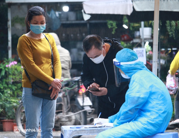 Hà Nội: Lấy mẫu xét nghiệm cho tiểu thương và người dân chợ Khương Đình sau ca dương tính SAR-COV-2 - Ảnh 4. Hà Nội: Lấy mẫu xét nghiệm cho tiểu thương và người dân chợ Khương Đình sau ca dương tính SAR-COV-2 - Ảnh 4.
