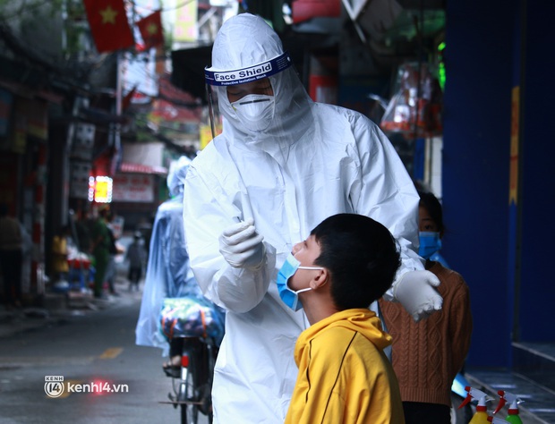 Hà Nội: Lấy mẫu xét nghiệm cho tiểu thương và người dân chợ Khương Đình sau ca dương tính SAR-COV-2 - Ảnh 11. Hà Nội: Lấy mẫu xét nghiệm cho tiểu thương và người dân chợ Khương Đình sau ca dương tính SAR-COV-2 - Ảnh 11.