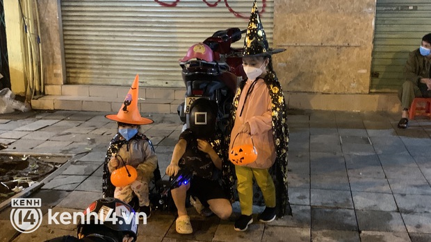 Khong khi Halloween: Ha Noi da vang con mua, Sai Gon dong nghit nhung it thay nguoi hoa trang