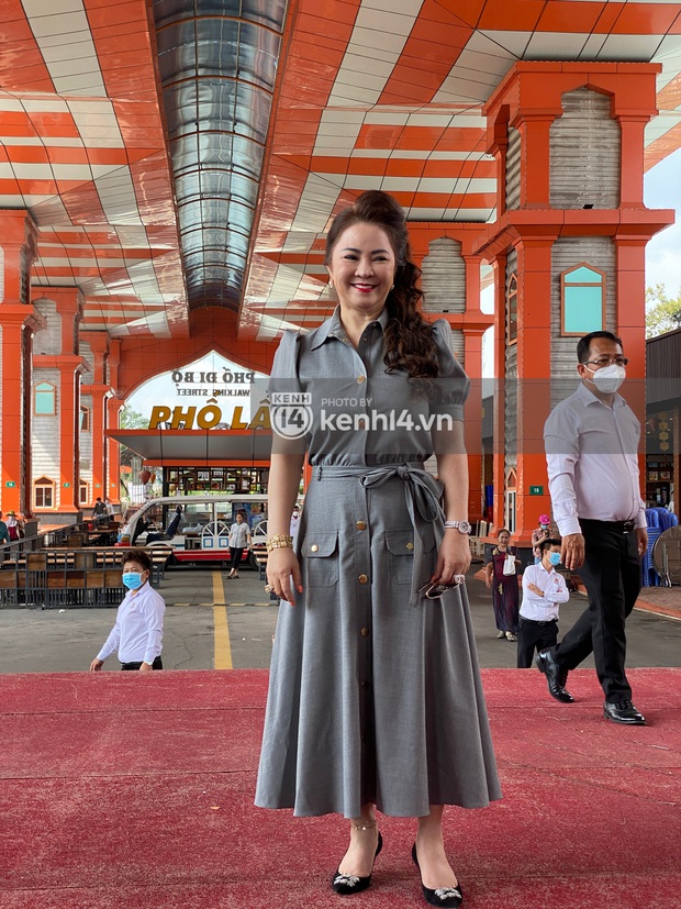 Cô thư ký hot nhất của bà trùm Đại Nam vai đeo túi Gucci, tay mang nhẫn hột xoàn lần đầu lộ diện trước công chúng - Ảnh 2.