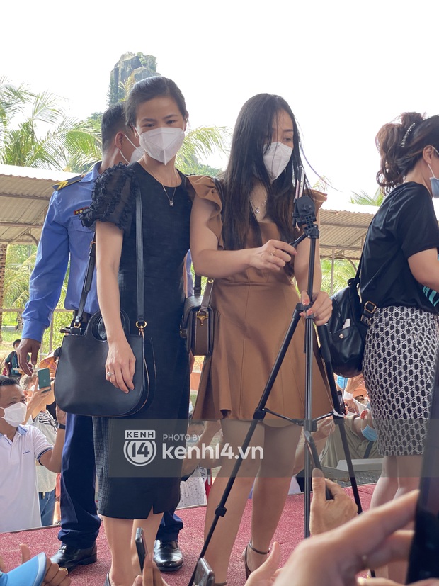 Cô thư ký hot nhất của bà trùm Đại Nam vai đeo túi Gucci, tay mang nhẫn hột xoàn lần đầu lộ diện trước công chúng - Ảnh 4.