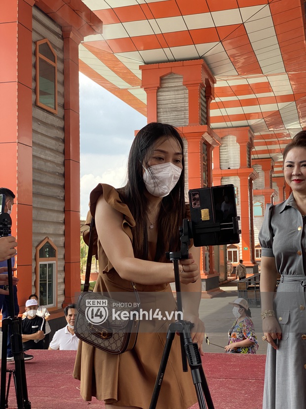 Cô thư ký hot nhất của bà trùm Đại Nam vai đeo túi Gucci, tay mang nhẫn hột xoàn lần đầu lộ diện trước công chúng - Ảnh 6.