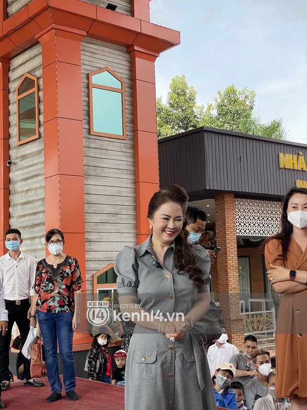 Cận cảnh nhan sắc đời thường của bà Phương Hằng khi xuất hiện tại KDL Đại Nam: Có đẹp thật không quý zị? - Ảnh 5.